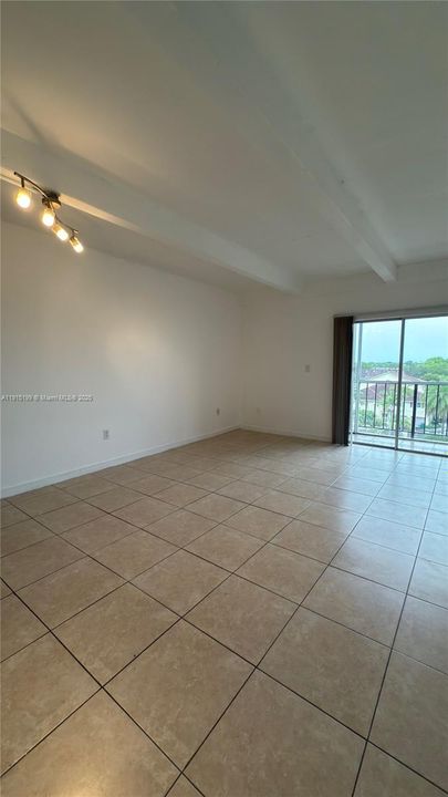 合同活跃: $1,450 (1 贝兹, 1 浴室, 653 平方英尺)