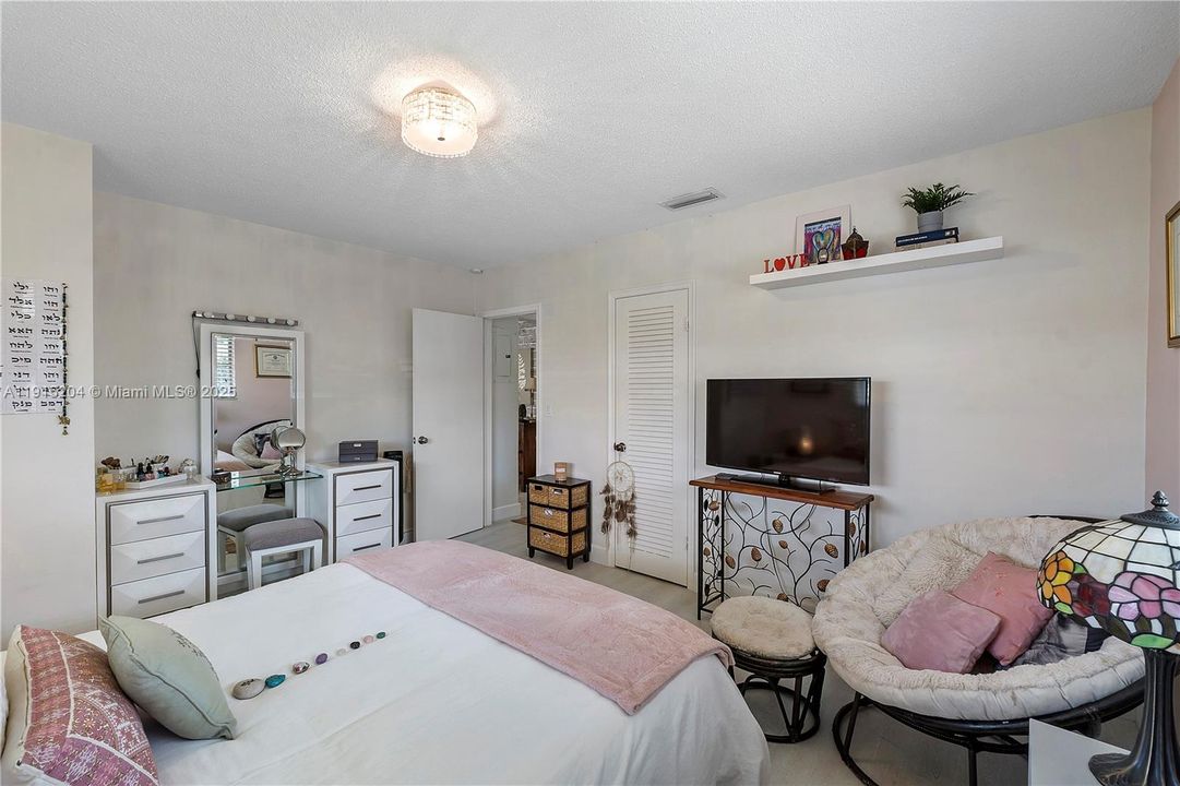 For Sale: $313,000 (2 beds, 1 baths, 1098 Square Feet)