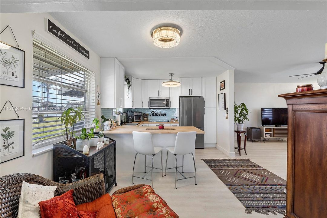 For Sale: $313,000 (2 beds, 1 baths, 1098 Square Feet)