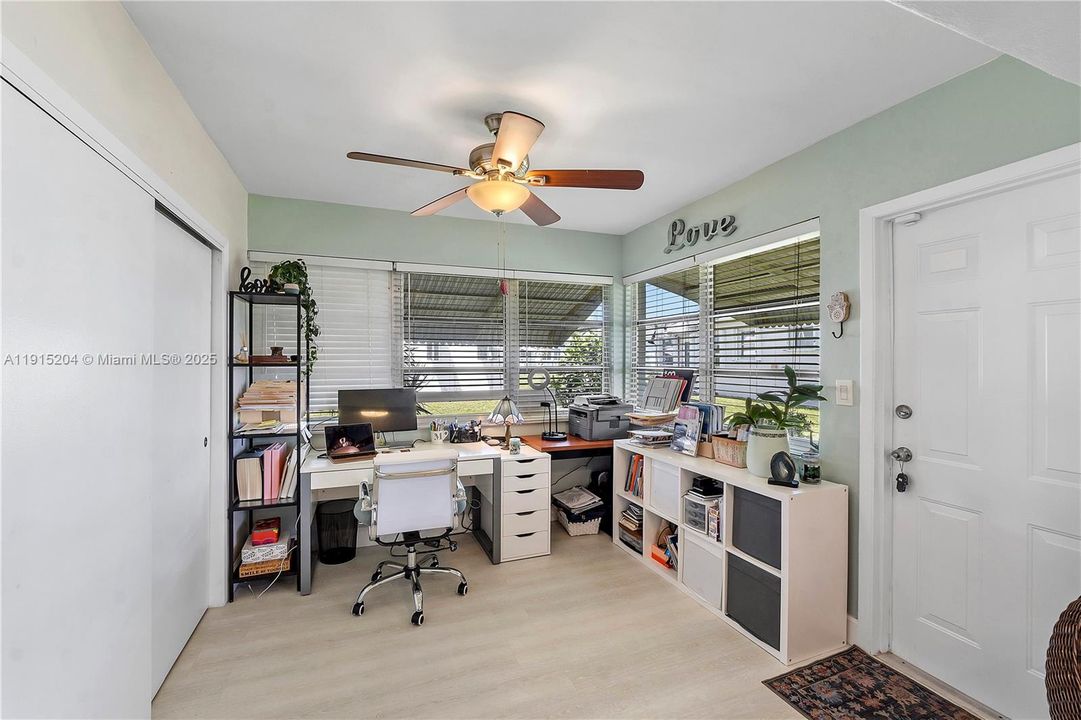 For Sale: $313,000 (2 beds, 1 baths, 1098 Square Feet)