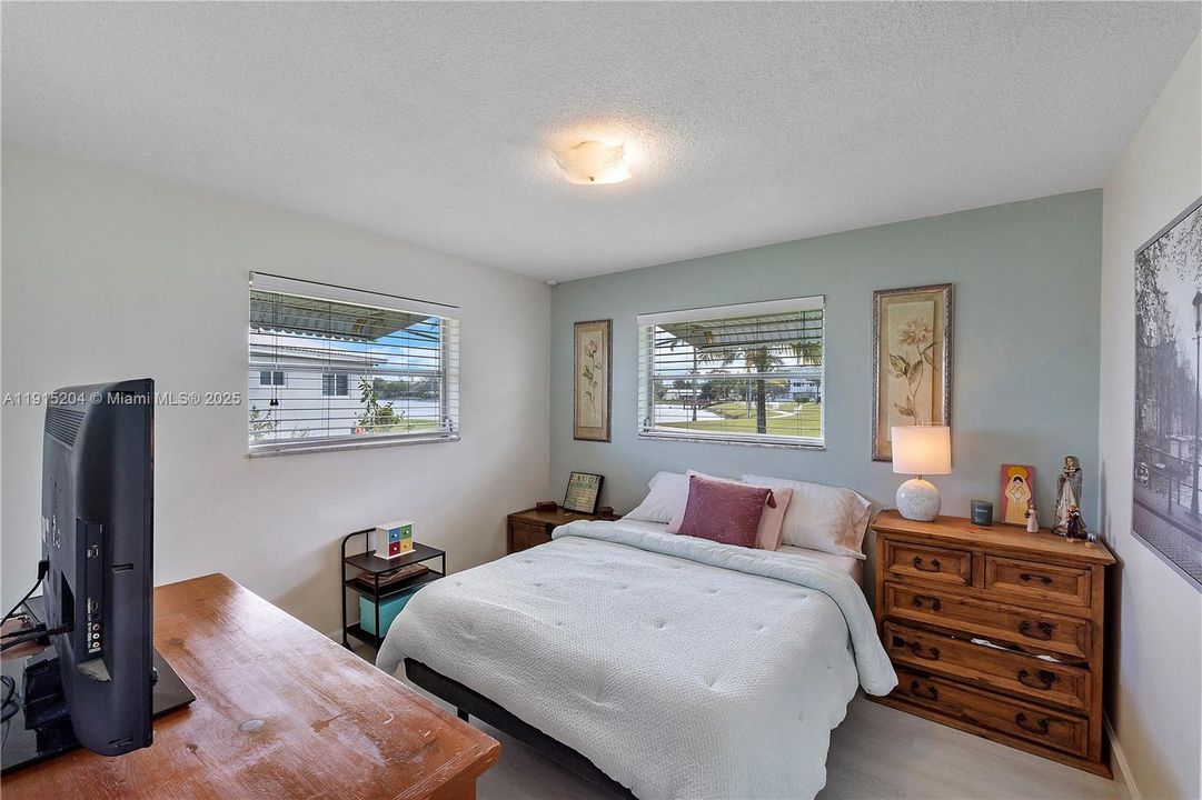 For Sale: $313,000 (2 beds, 1 baths, 1098 Square Feet)