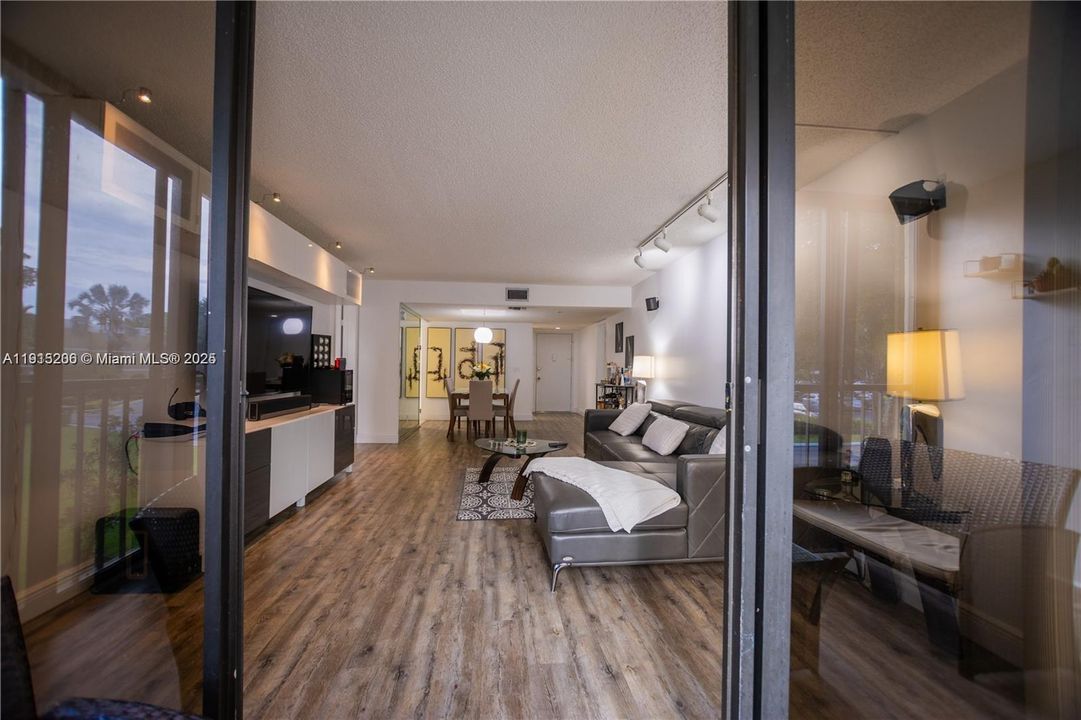 待售: $365,000 (2 贝兹, 2 浴室, 1235 平方英尺)