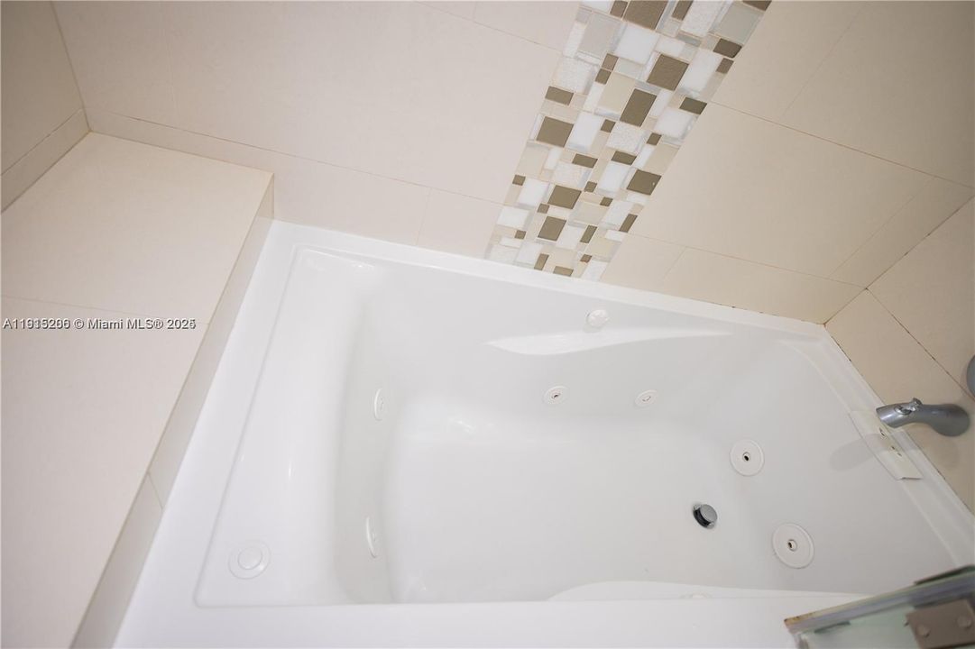 待售: $365,000 (2 贝兹, 2 浴室, 1235 平方英尺)