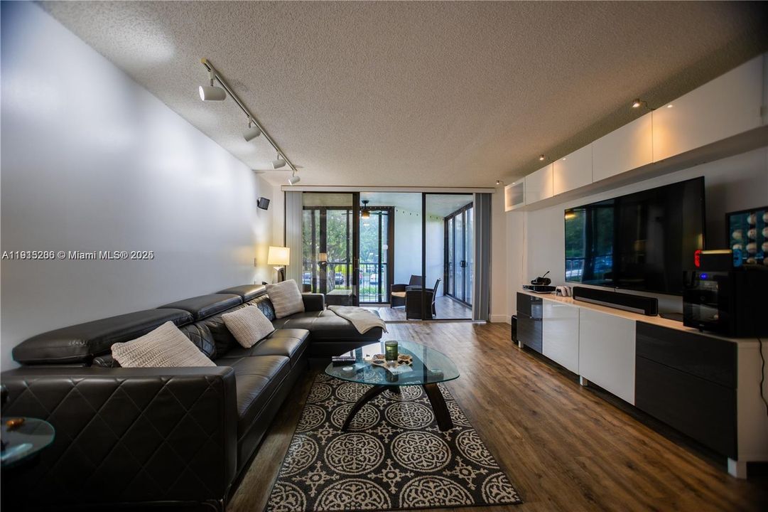 待售: $365,000 (2 贝兹, 2 浴室, 1235 平方英尺)