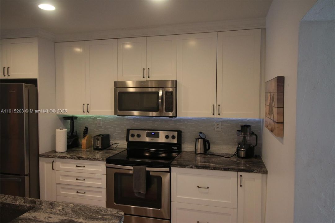 Active With Contract: $350,000 (2 beds, 2 baths, 1432 Square Feet)