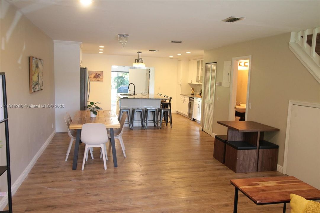 Active With Contract: $350,000 (2 beds, 2 baths, 1432 Square Feet)