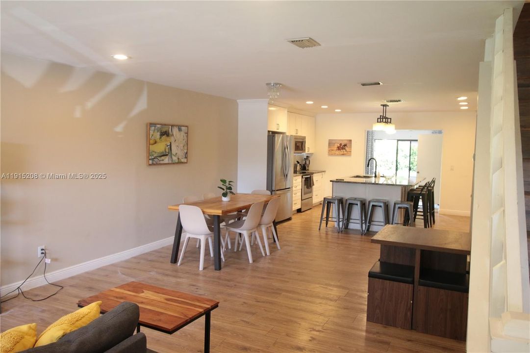 Active With Contract: $350,000 (2 beds, 2 baths, 1432 Square Feet)