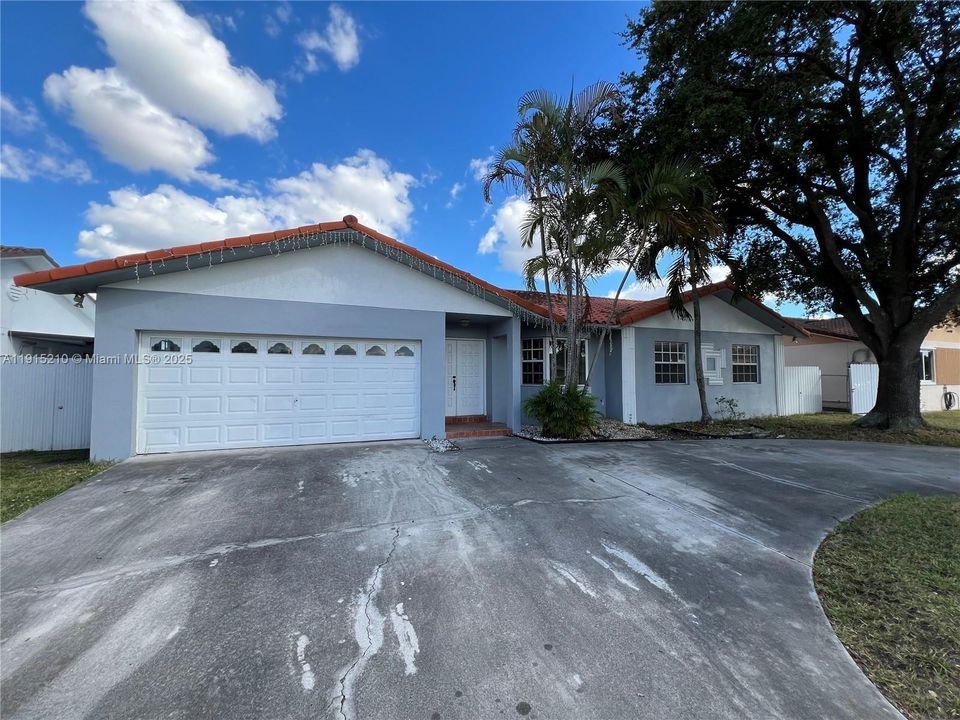 Под контрактом: $3,600 (3 спален, 2 ванн, 1956 Квадратных фут)