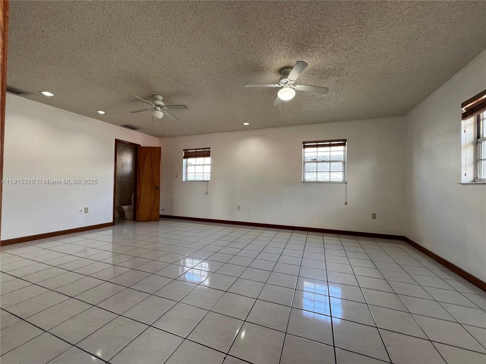 Под контрактом: $3,600 (3 спален, 2 ванн, 1956 Квадратных фут)