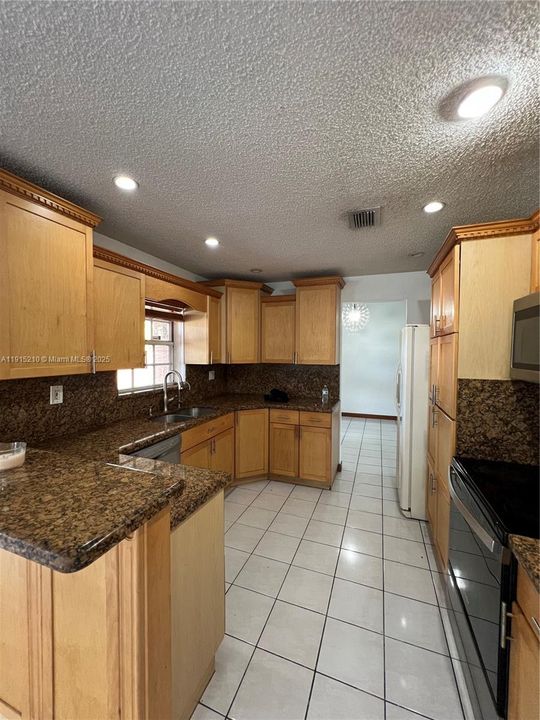 Под контрактом: $3,600 (3 спален, 2 ванн, 1956 Квадратных фут)