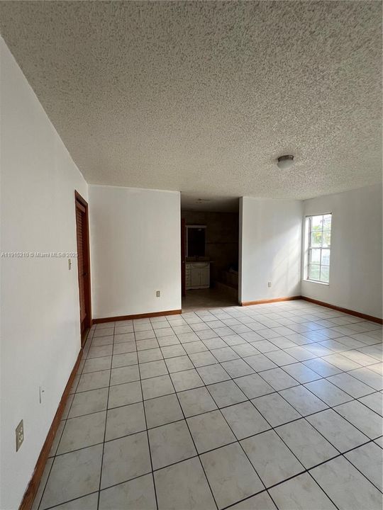 Под контрактом: $3,600 (3 спален, 2 ванн, 1956 Квадратных фут)