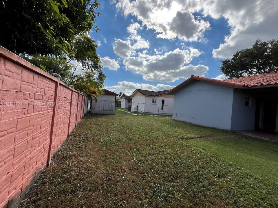 Под контрактом: $3,600 (3 спален, 2 ванн, 1956 Квадратных фут)