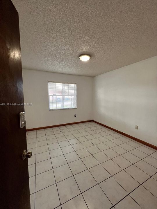 Под контрактом: $3,600 (3 спален, 2 ванн, 1956 Квадратных фут)