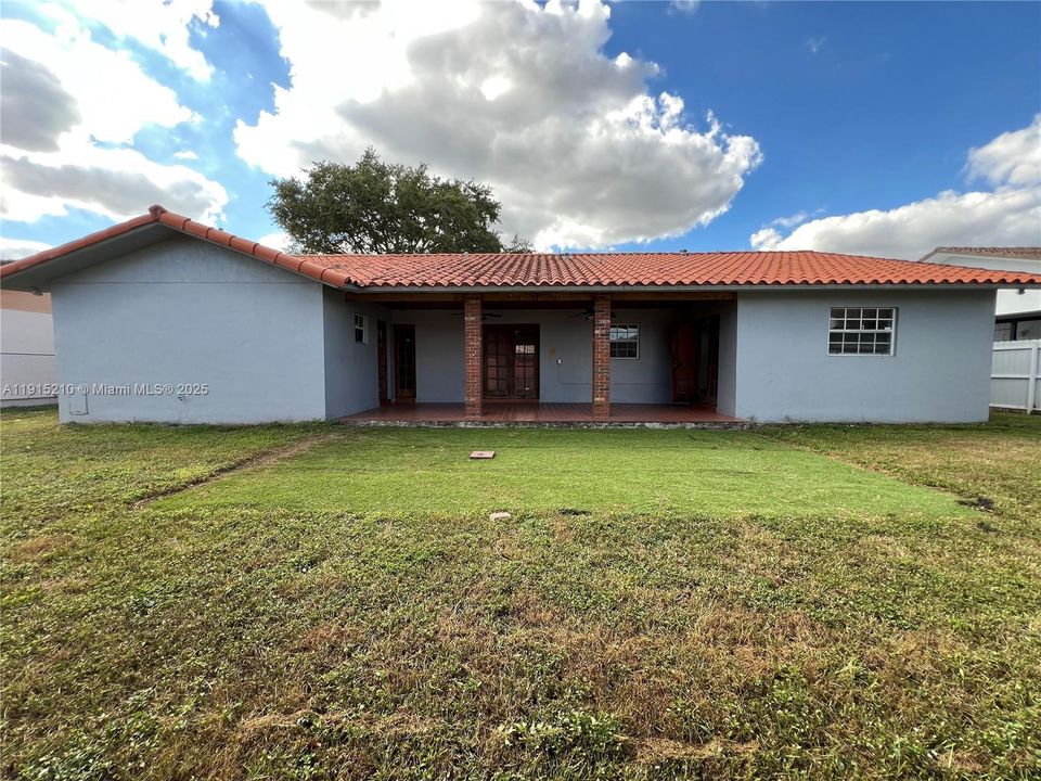 Под контрактом: $3,600 (3 спален, 2 ванн, 1956 Квадратных фут)