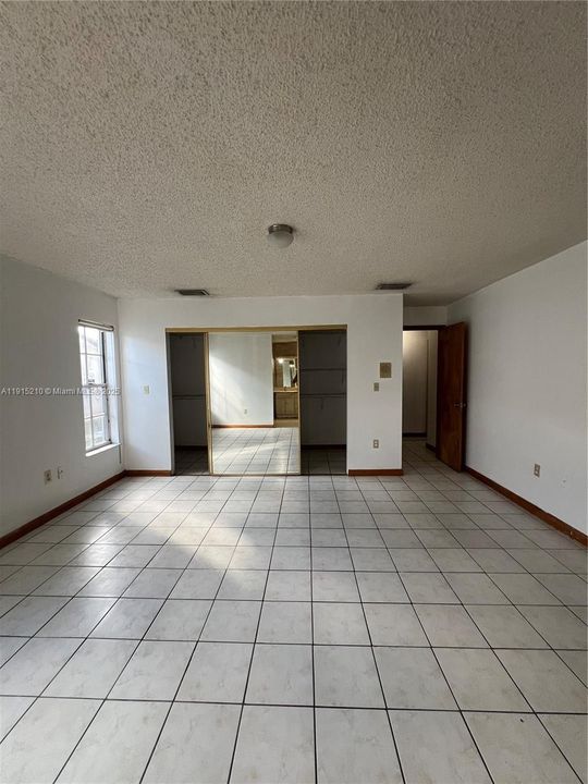 Под контрактом: $3,600 (3 спален, 2 ванн, 1956 Квадратных фут)