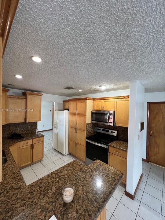 Под контрактом: $3,600 (3 спален, 2 ванн, 1956 Квадратных фут)