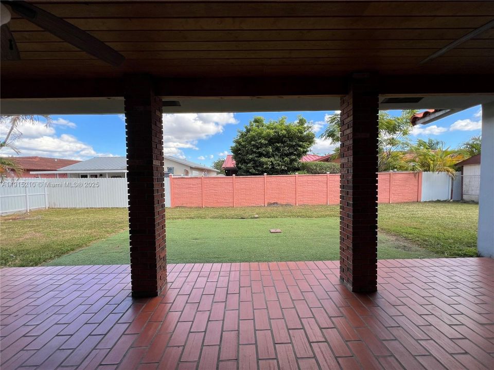 Под контрактом: $3,600 (3 спален, 2 ванн, 1956 Квадратных фут)