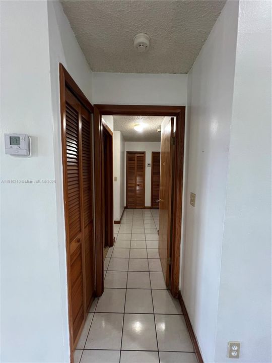 Под контрактом: $3,600 (3 спален, 2 ванн, 1956 Квадратных фут)