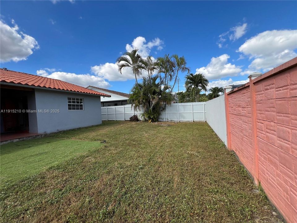 Под контрактом: $3,600 (3 спален, 2 ванн, 1956 Квадратных фут)