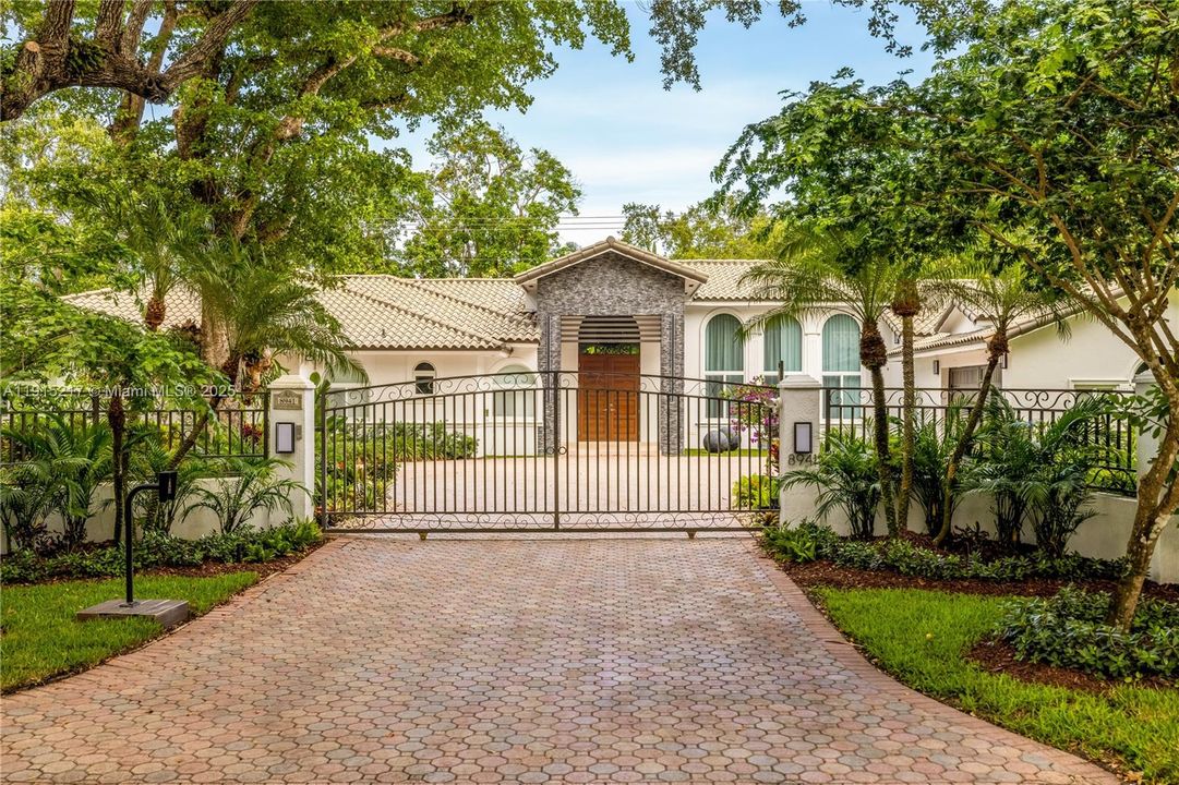 En Renta: $35,000 (7 camas, 7 baños, 6318 Pies cuadrados)