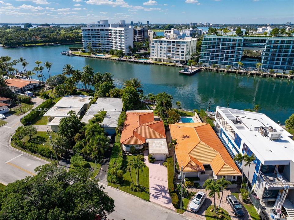 待售: $5,990,000 (2 贝兹, 2 浴室, 2247 平方英尺)