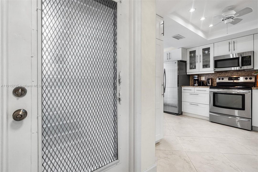 На продажу: $215,000 (2 спален, 2 ванн, 1000 Квадратных фут)