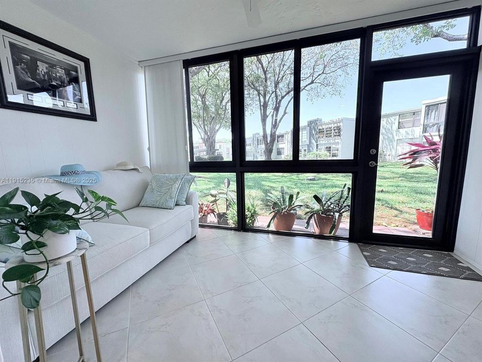 На продажу: $215,000 (2 спален, 2 ванн, 1000 Квадратных фут)