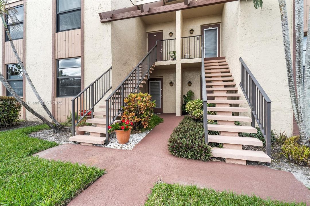 На продажу: $215,000 (2 спален, 2 ванн, 1000 Квадратных фут)