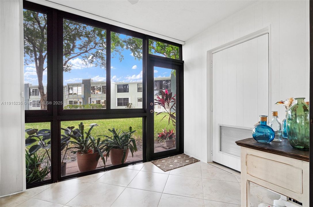 На продажу: $215,000 (2 спален, 2 ванн, 1000 Квадратных фут)