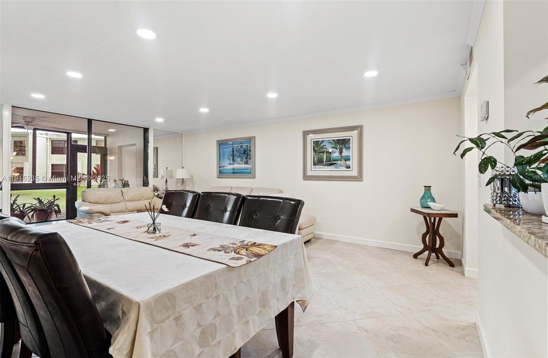 На продажу: $215,000 (2 спален, 2 ванн, 1000 Квадратных фут)