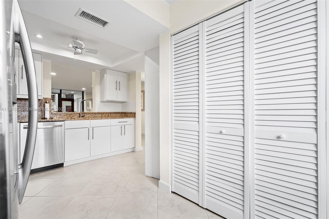 На продажу: $215,000 (2 спален, 2 ванн, 1000 Квадратных фут)