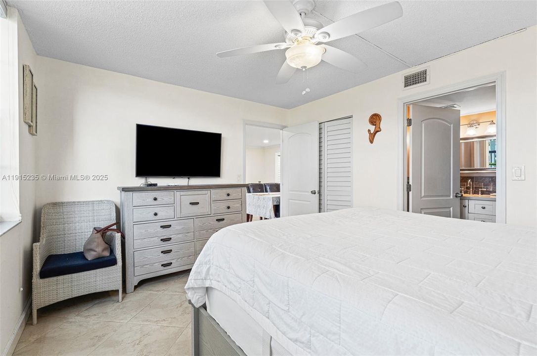 На продажу: $215,000 (2 спален, 2 ванн, 1000 Квадратных фут)