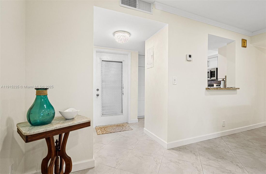 На продажу: $215,000 (2 спален, 2 ванн, 1000 Квадратных фут)