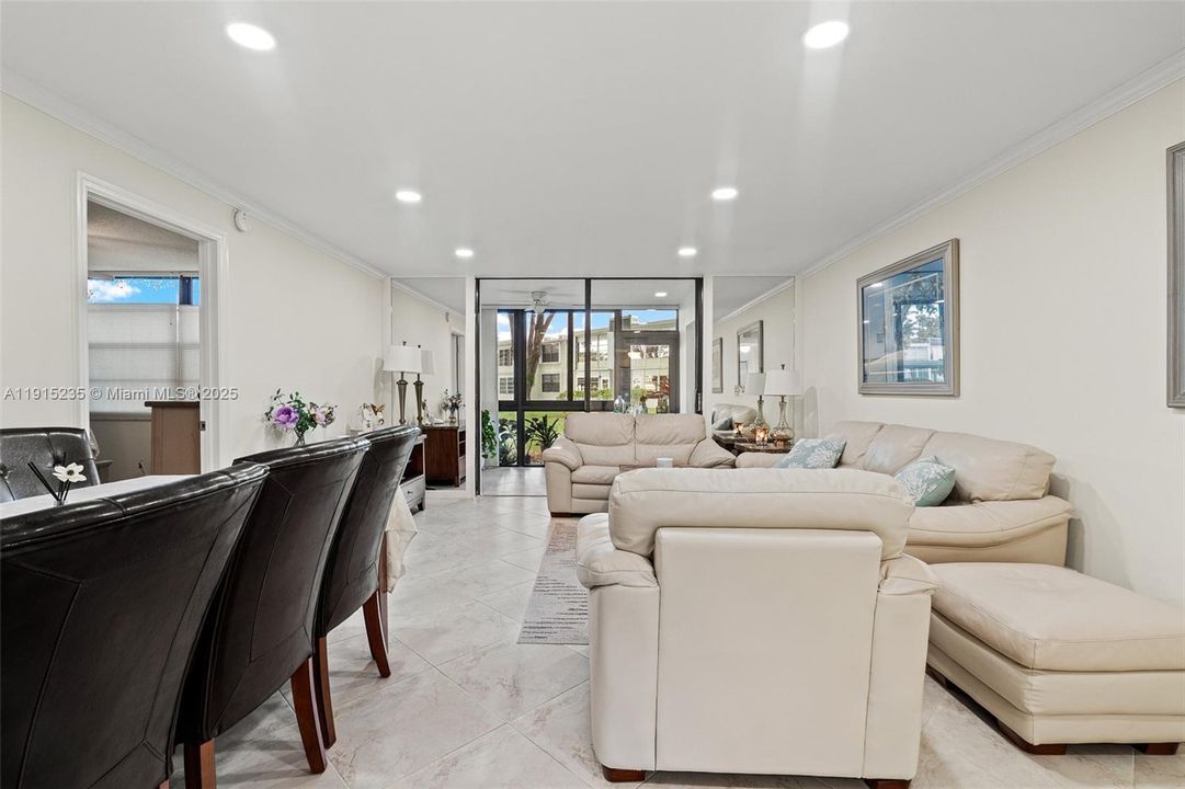 На продажу: $215,000 (2 спален, 2 ванн, 1000 Квадратных фут)