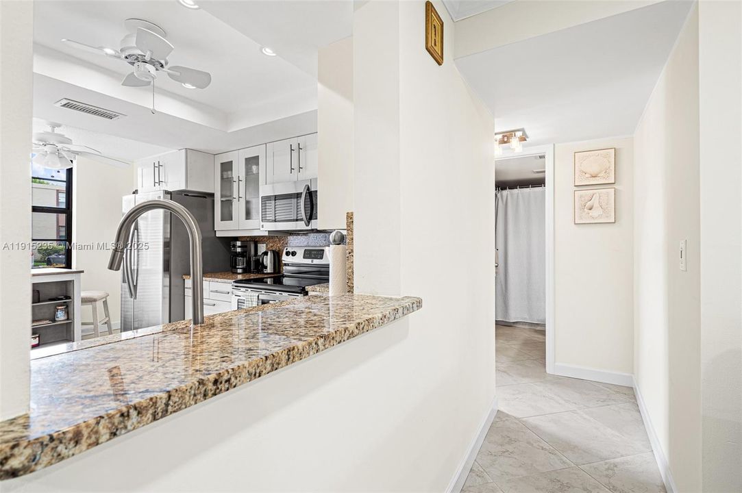 На продажу: $215,000 (2 спален, 2 ванн, 1000 Квадратных фут)