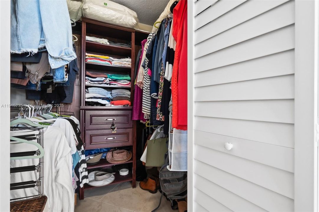 На продажу: $215,000 (2 спален, 2 ванн, 1000 Квадратных фут)