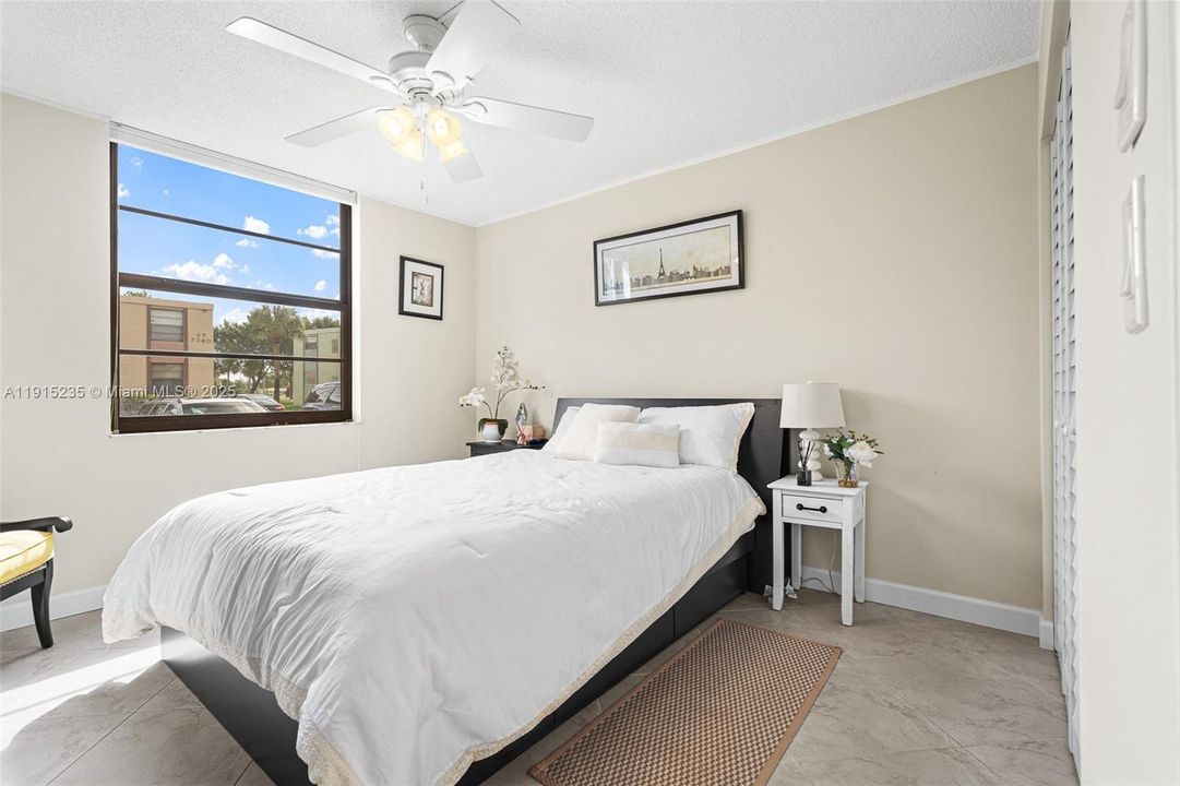 На продажу: $215,000 (2 спален, 2 ванн, 1000 Квадратных фут)