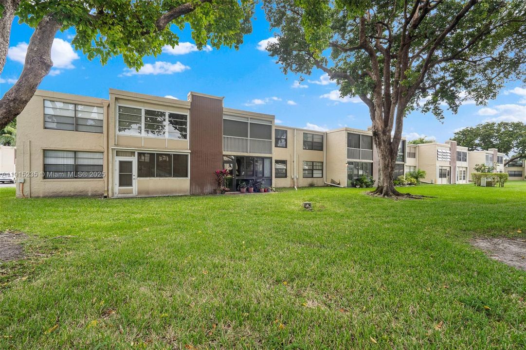 На продажу: $215,000 (2 спален, 2 ванн, 1000 Квадратных фут)