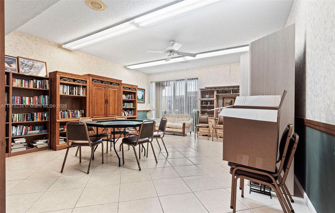 На продажу: $215,000 (2 спален, 2 ванн, 1000 Квадратных фут)