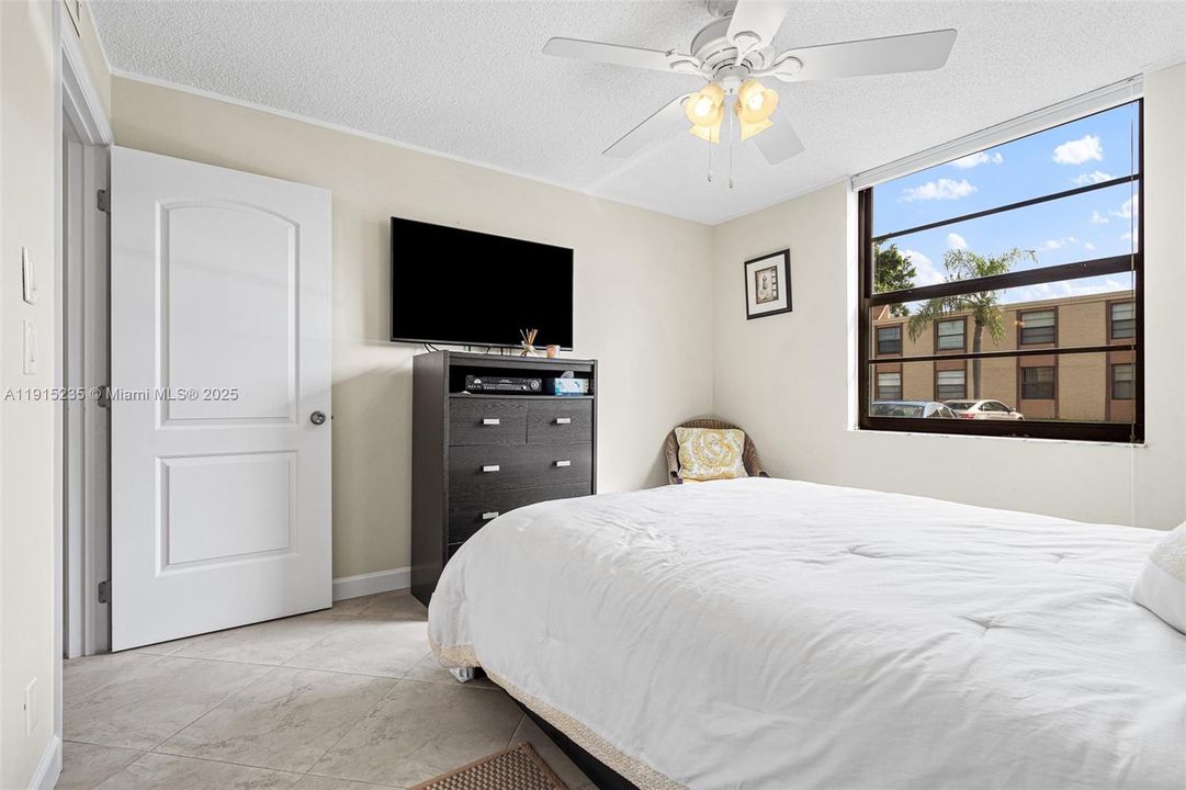 На продажу: $215,000 (2 спален, 2 ванн, 1000 Квадратных фут)