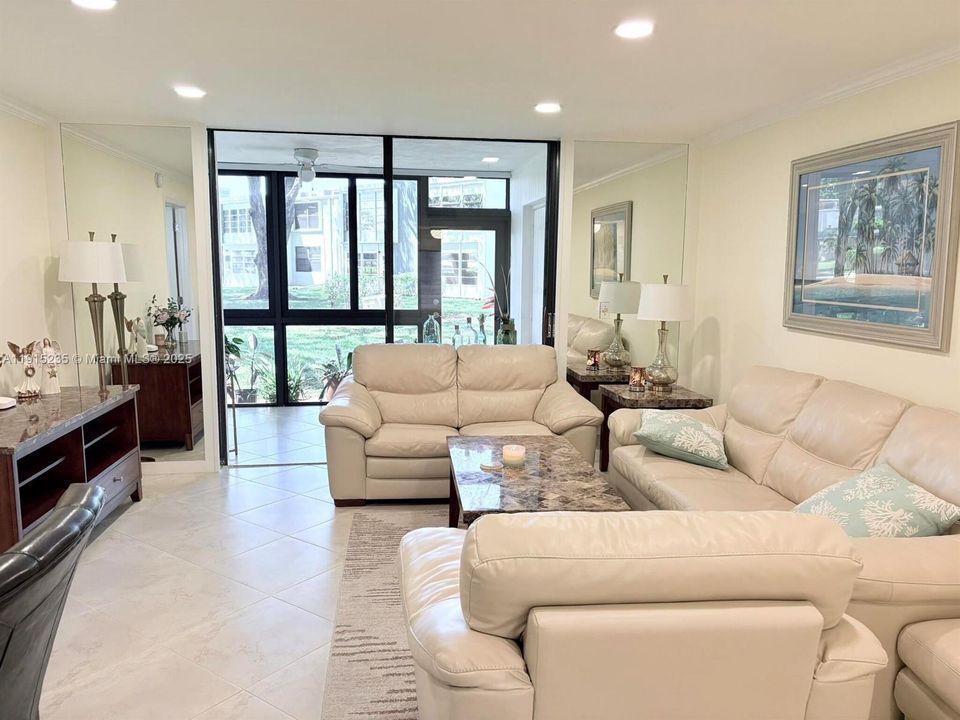 На продажу: $215,000 (2 спален, 2 ванн, 1000 Квадратных фут)