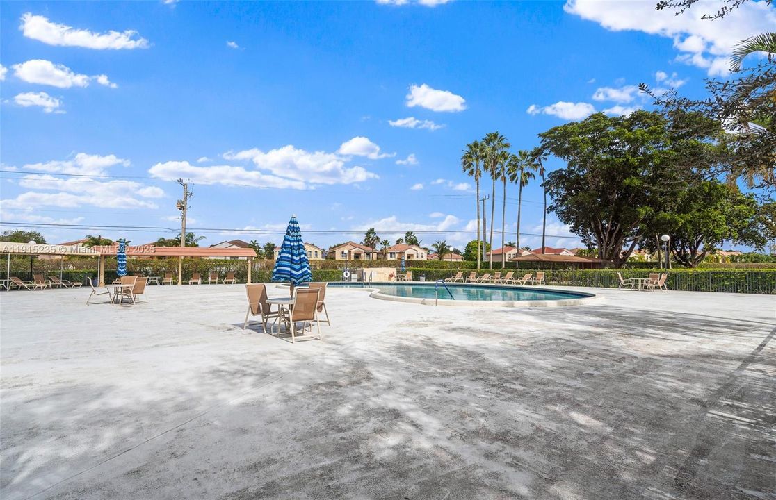 На продажу: $215,000 (2 спален, 2 ванн, 1000 Квадратных фут)