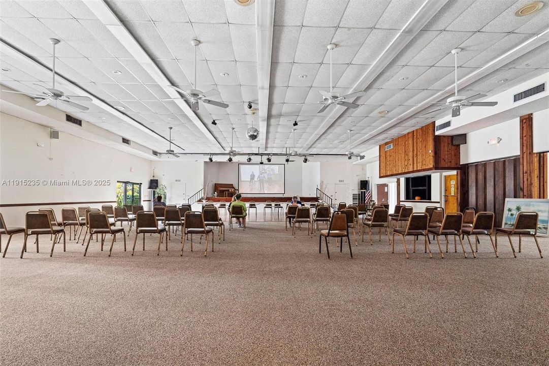 На продажу: $215,000 (2 спален, 2 ванн, 1000 Квадратных фут)