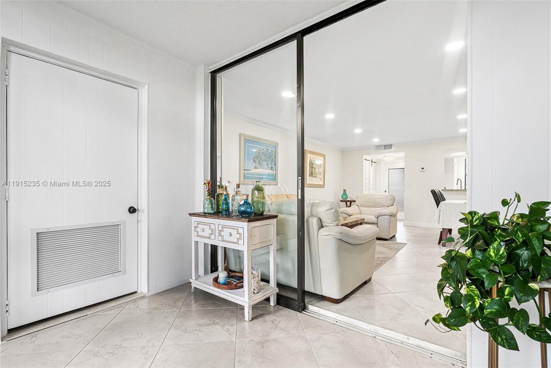 На продажу: $215,000 (2 спален, 2 ванн, 1000 Квадратных фут)