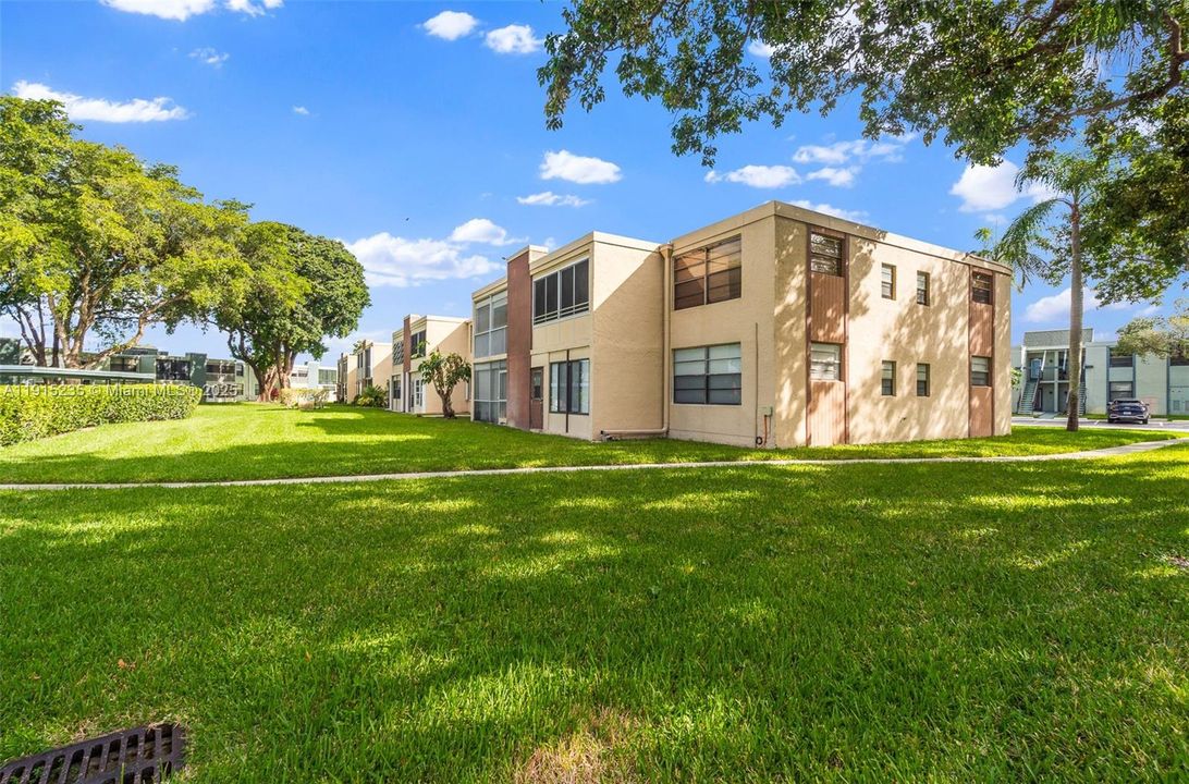 На продажу: $215,000 (2 спален, 2 ванн, 1000 Квадратных фут)