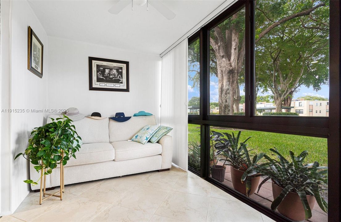 На продажу: $215,000 (2 спален, 2 ванн, 1000 Квадратных фут)