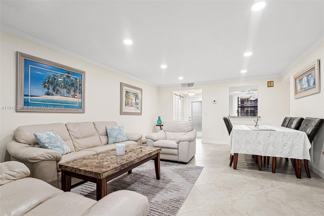 На продажу: $215,000 (2 спален, 2 ванн, 1000 Квадратных фут)