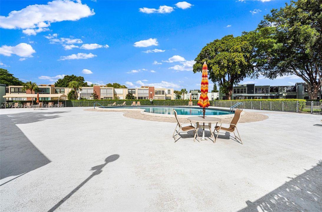 На продажу: $215,000 (2 спален, 2 ванн, 1000 Квадратных фут)