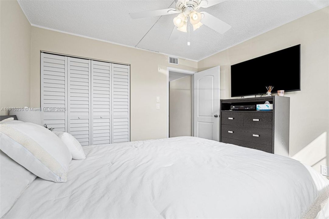 На продажу: $215,000 (2 спален, 2 ванн, 1000 Квадратных фут)