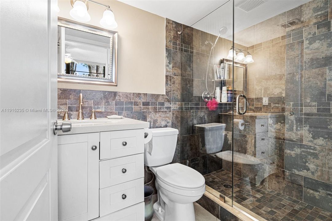 На продажу: $215,000 (2 спален, 2 ванн, 1000 Квадратных фут)